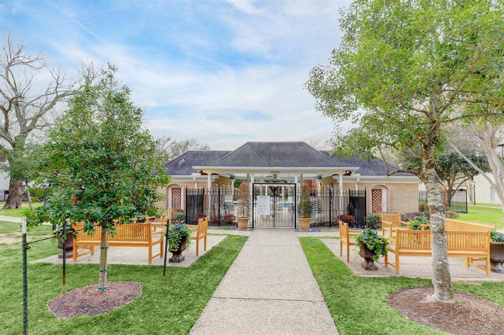 Hammersmith residents enjoy an acre park with a clubhouse & pool located in the heart of the community.