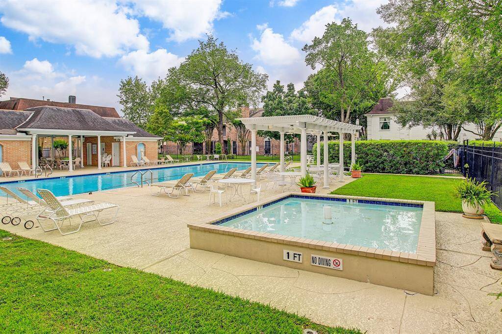 Imagine enjoying the hot Houston summers in this sparkling pool.