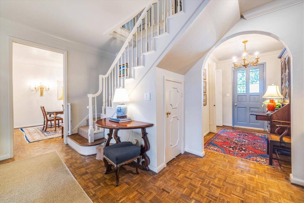 This home boasts nice entertaining and open plan living highlighted by defined spaces:  The entry leads into the family room and adjoining formal dining and kitchen/breakfast rooms.