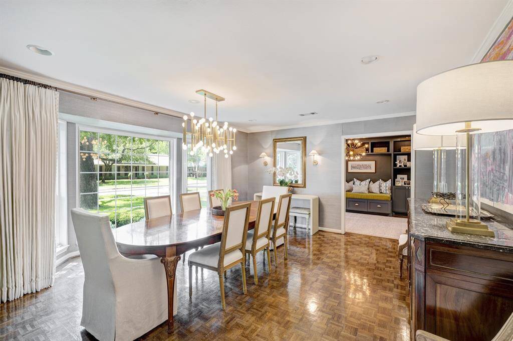 The dining room is filled with natural light and offers plenty of space for large furniture—perfect for hosting family dinners or special gatherings.