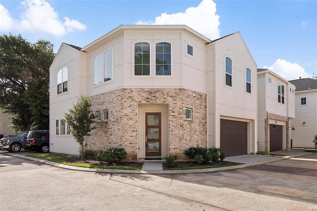 Front view of this beautiful 2 story townhome.