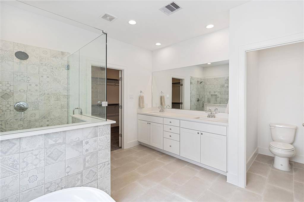 Beautiful modern style primary bathroom.