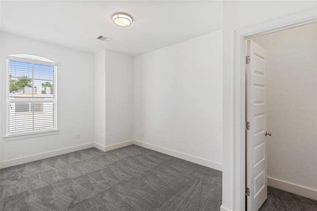 Secondary bedroom.
