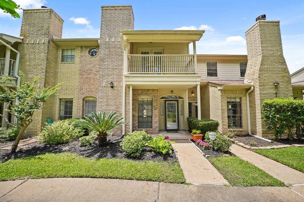 Welcome home to 800 Country Place, Unit #407 located in Summer Hill Village within the gated Memorial Place Townhomes community.