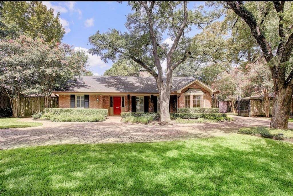 Spacious front driveway, perfect for hosting!