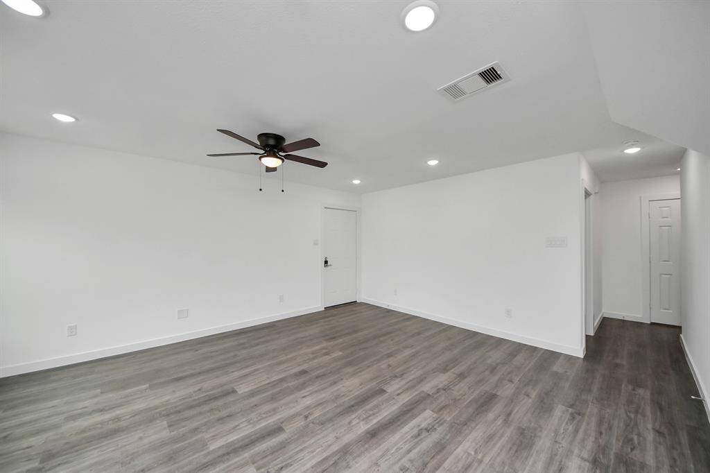 Living room features a ceiling fan and recessed lighting.