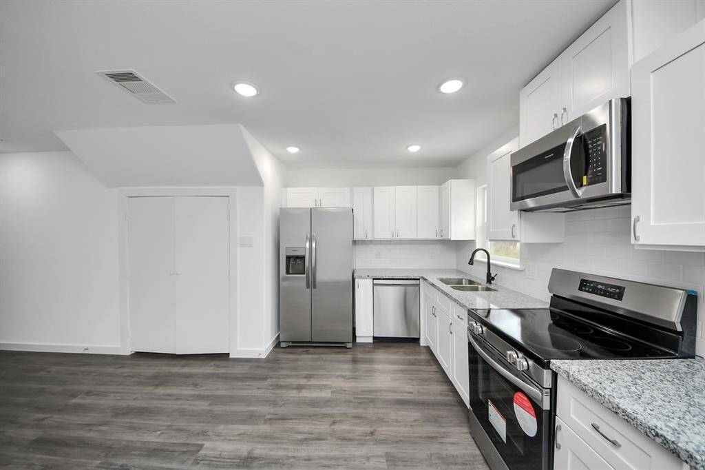 The kitchen, an integral part of thishome's open-concept design,seamlessly flows off the living room,creating a harmonious andconnected living space.