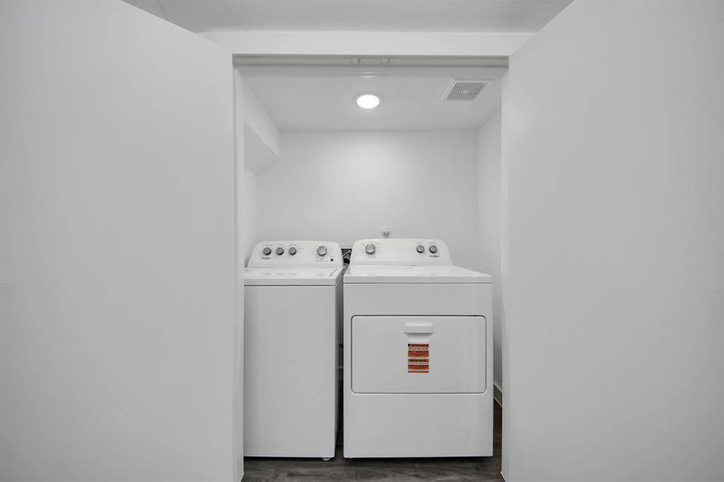 The laundry area features washer and dryer connections.