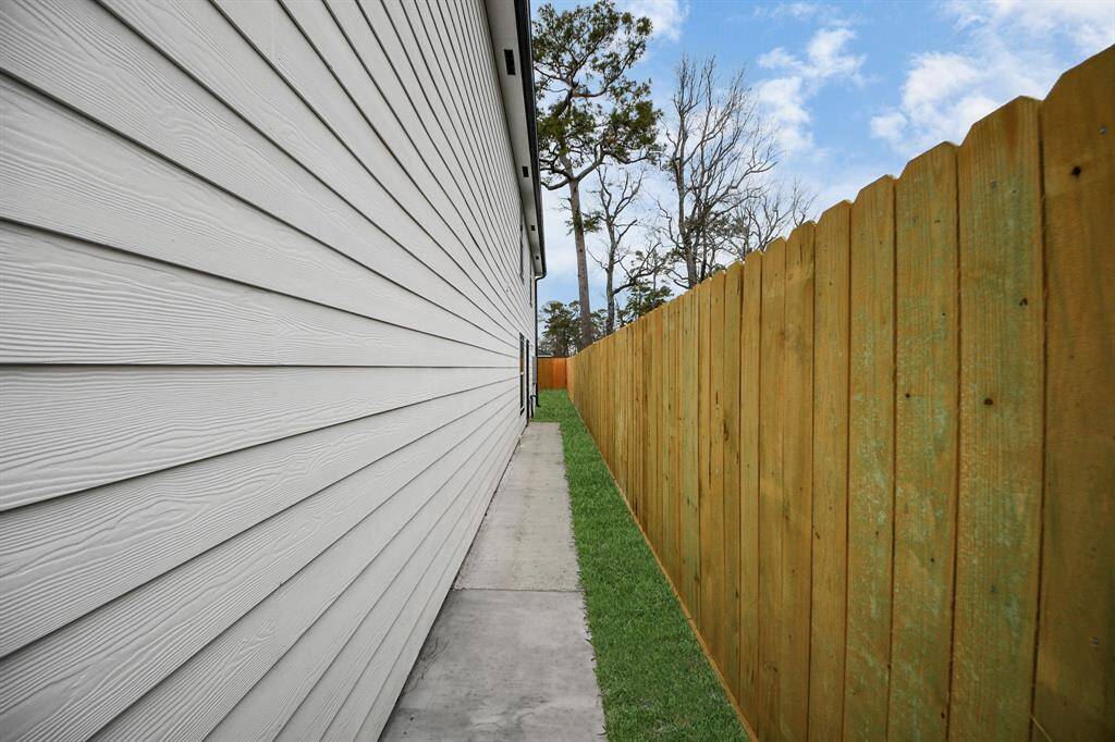 There is also a side yard.