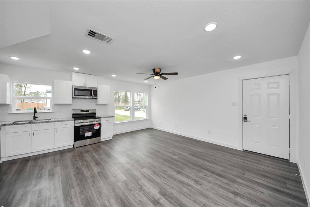 Abundant natural light poursthrough windows, creating a brightand inviting atmosphere.
