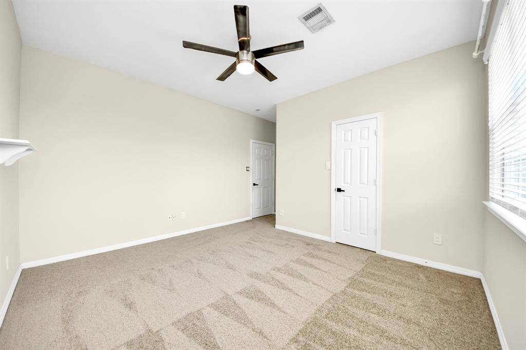 Bright and comfortable second bedroom, ideal for guests or a home office.