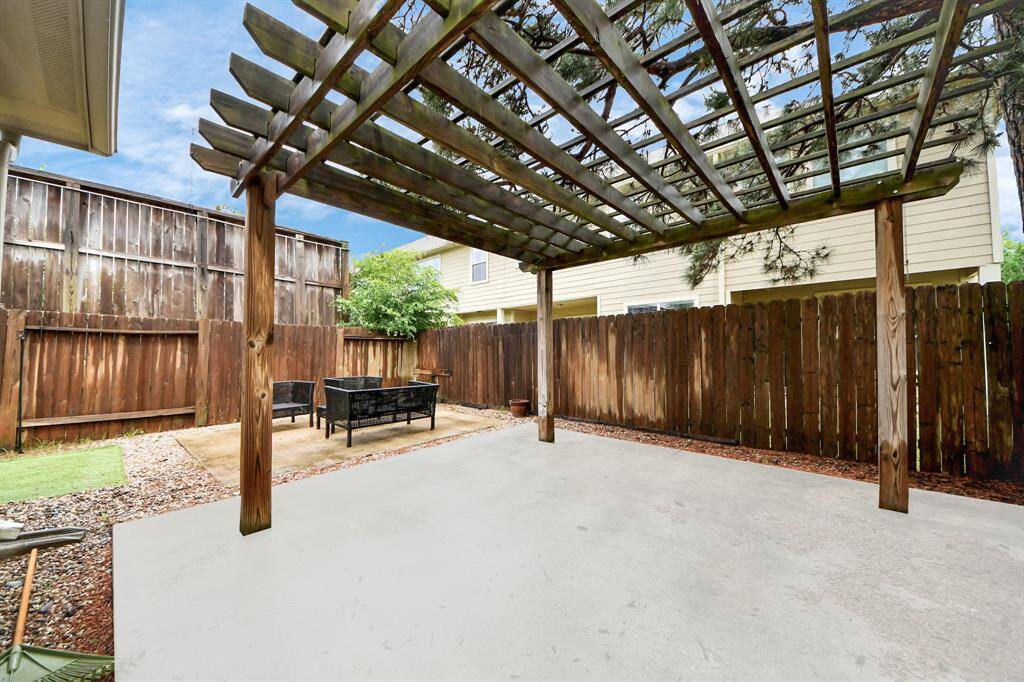 Charming outdoor pergola, offering a stylish shaded area for relaxation or entertaining.