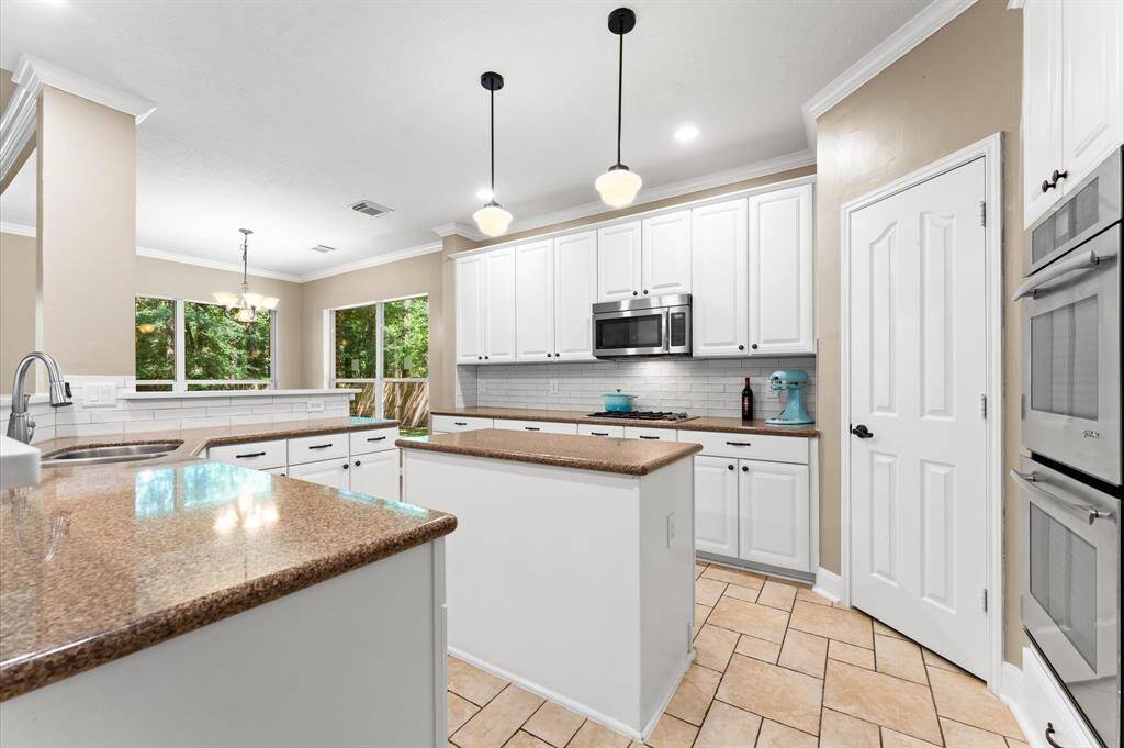 Kitchen also offers stainless steel appliances and convenient double ovens.