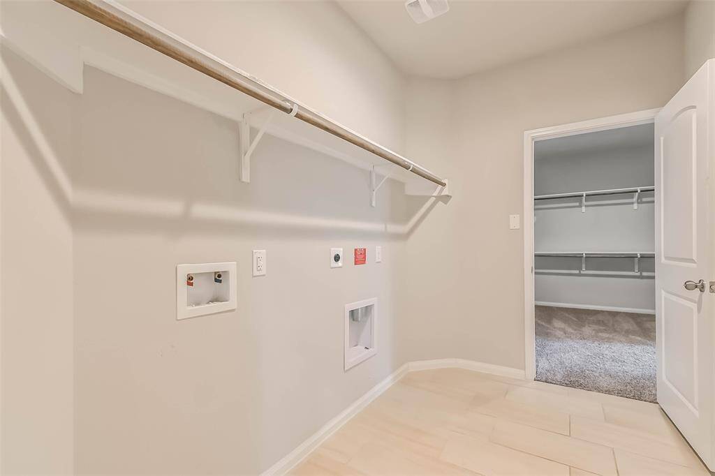 Large utiltiy room that connects to master closet.