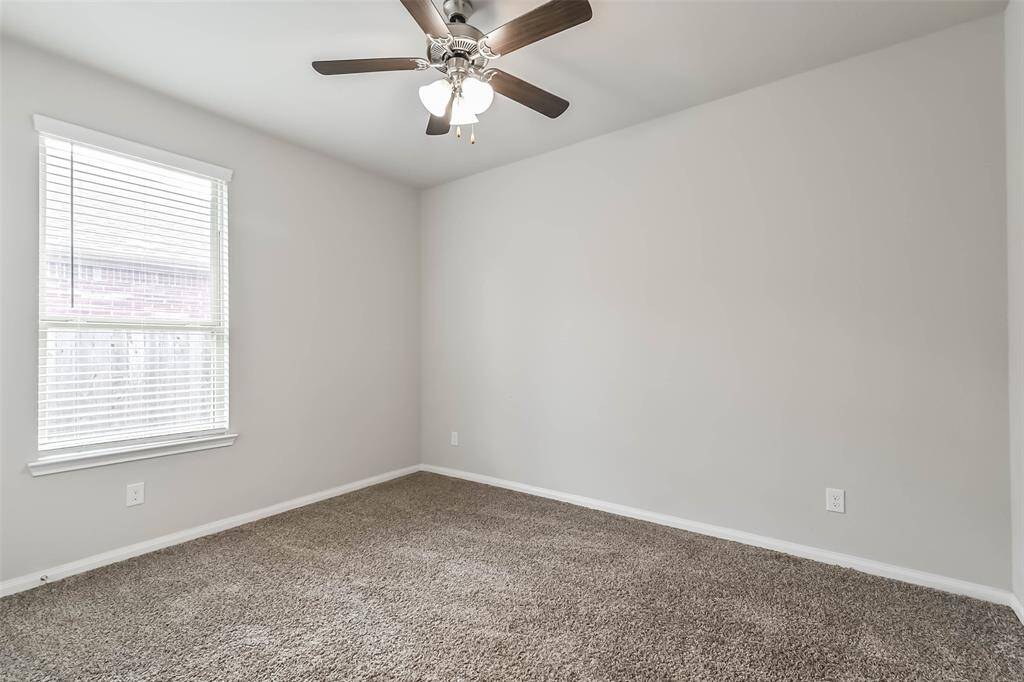 Secondary bedroom.
