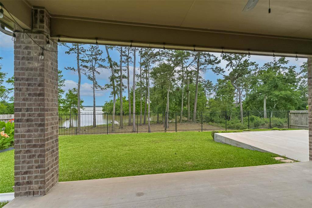 Lake View w/No Back Neighbors. Covered back patio
