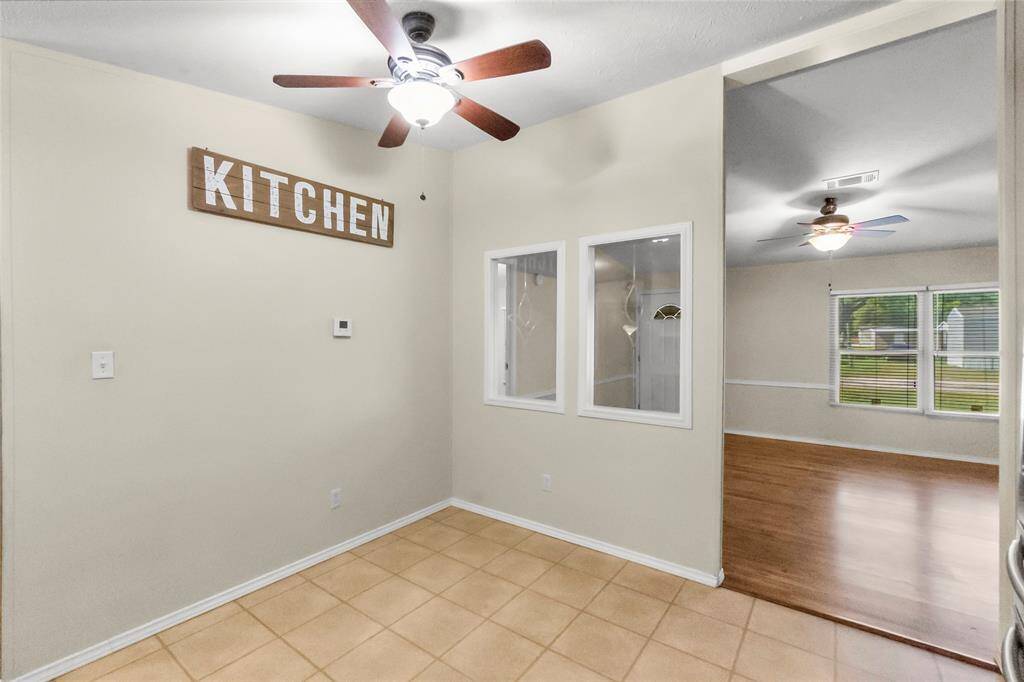EAT IN KITCHEN
