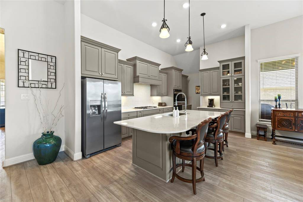 At the heart of it all, a sprawling island with breakfast bar seating offers the perfect spot for casual dining and entertaining.