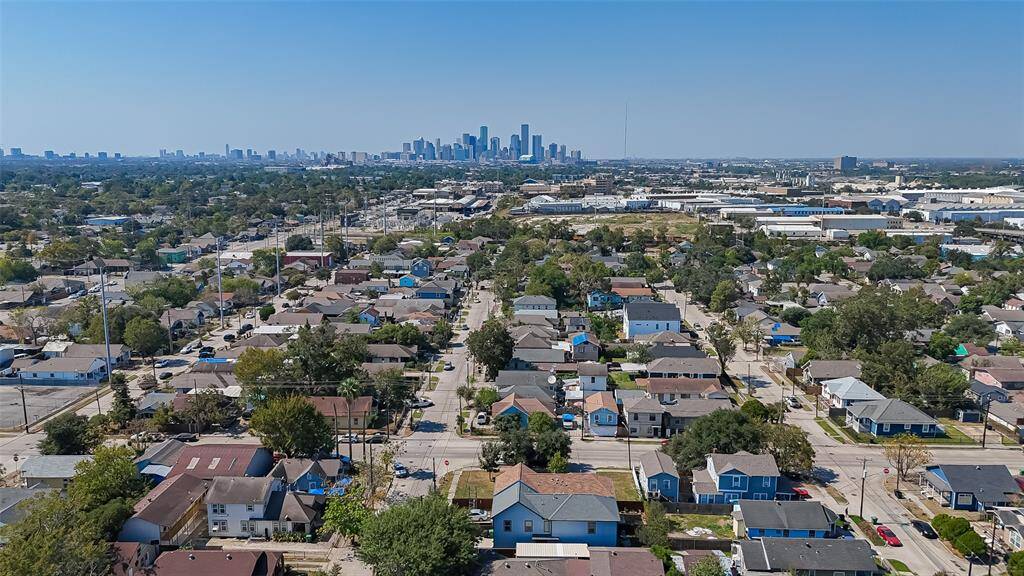 Major highways and public transit are nearby, making commutes to the Medical Center, Galleria, or other key areas a breeze.