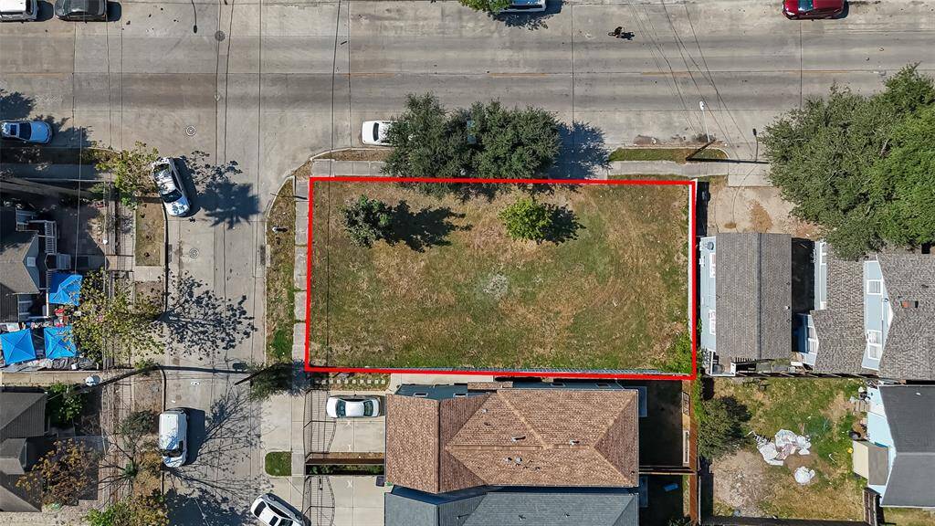 Conveniently located adjacent to Hwy 90, this property offers easy access to all the city’s attractions, amenities, and business centers, putting everything just a short drive away.