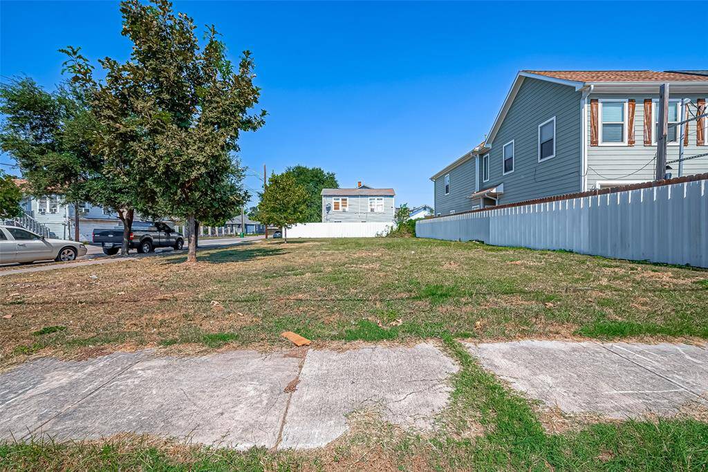 This 5,000 square foot lot offers an exceptional opportunity for those eager to create their own personalized home, just minutes away from the heart of Houston
