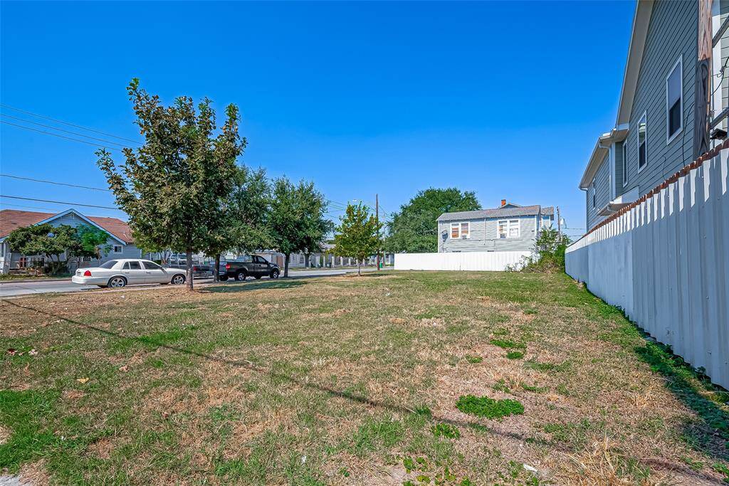 The East End’s proximity to key amenities, combined with the property’s spacious, corner lot location, makes it a rare find for anyone looking to invest in a future home in the city.