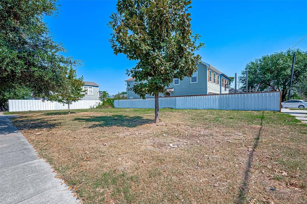 Positioned a mere 10-minute drive from Downtown, it combines the tranquility of a residential neighborhood with the convenience of urban living.