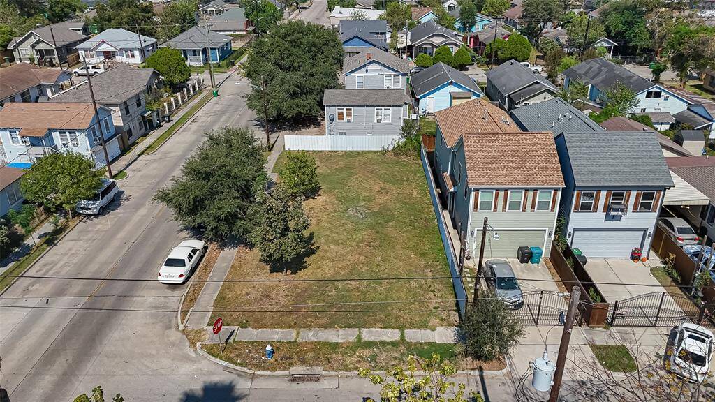 With no HOA fees, you can save on additional costs while enjoying the flexibility to shape your future home as you wish. This lot offers a rare combination of space, freedom, and proximity to one of the nation’s most dynamic urban centers.