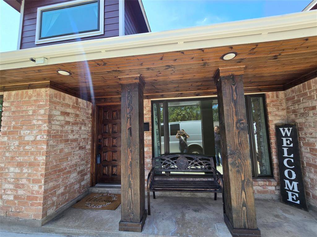 Enjoy this front cover patio with elegant oak wood ceiling!