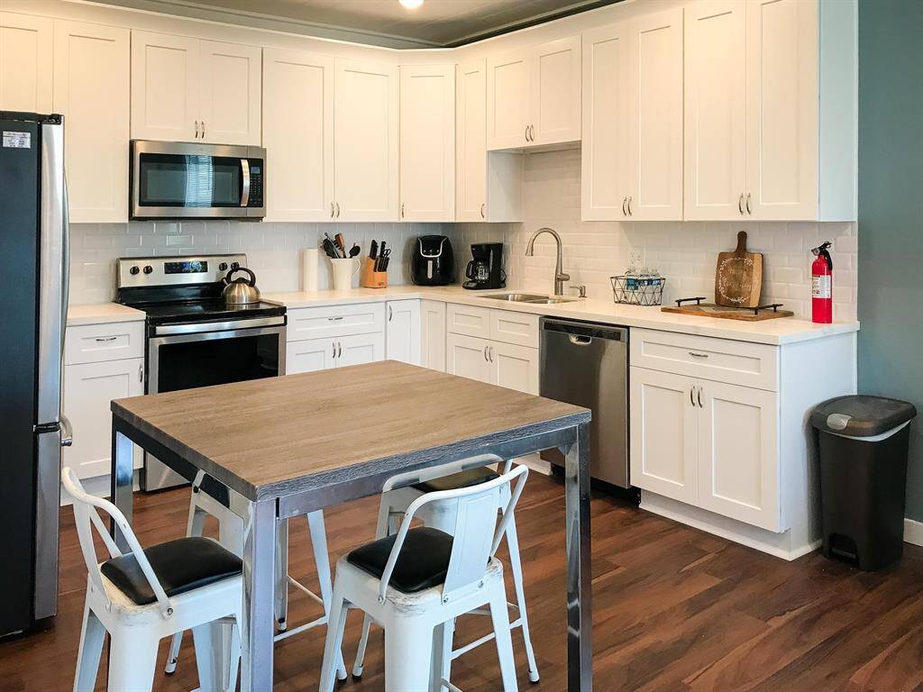 kitchen/dining combo