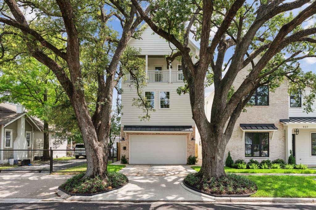 Welcome to 935 Louise Street!