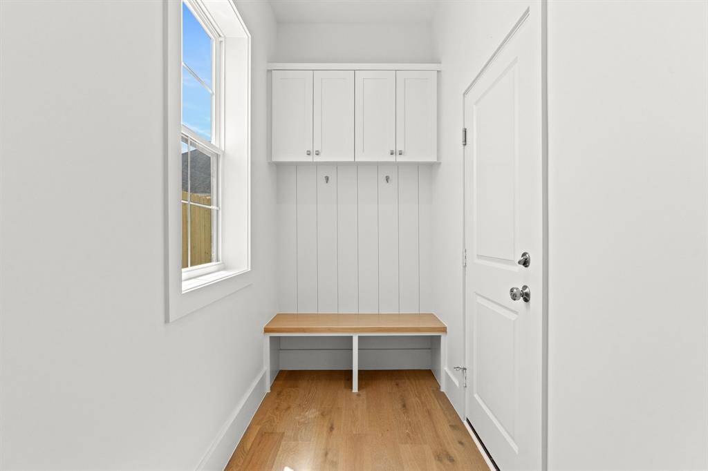 The perfect drop zone with custom built-ins—keeping everyday essentials organized and out of sight.