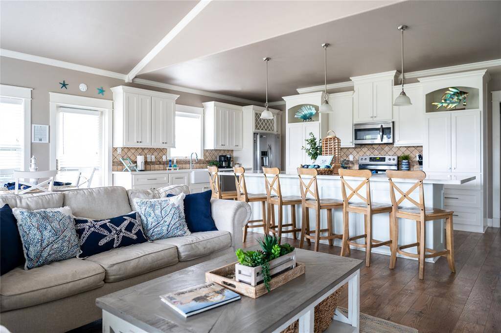 The open living space is ideal for entertaining and relaxing with your loved ones!