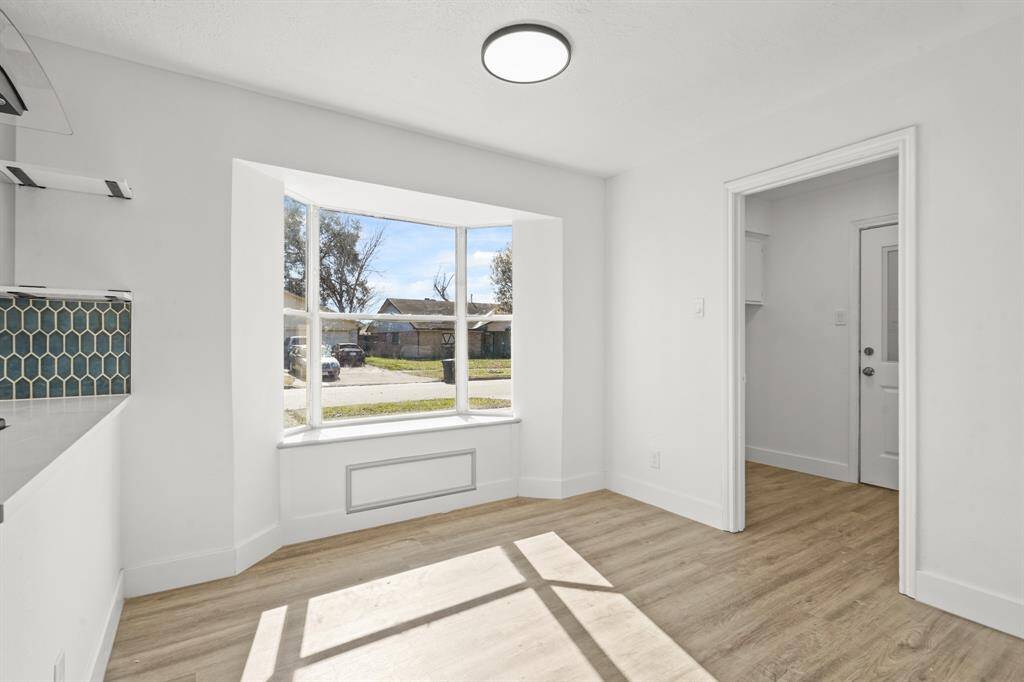 Breakfast area with bay window
