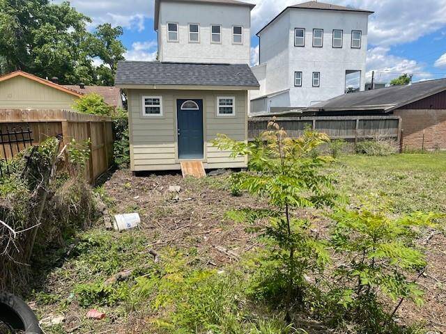 Enjoy the added value of this well constructed storage shed