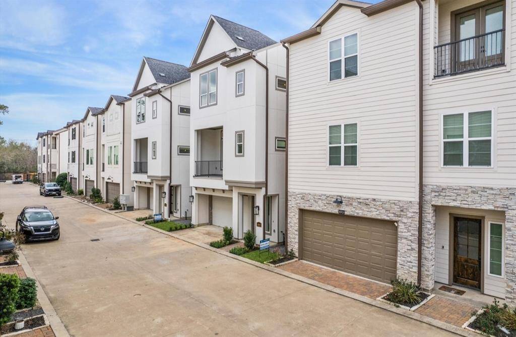 Upland Estates is a small gated community in Spring branch. Central to everything. It’s the perfect location to call home.