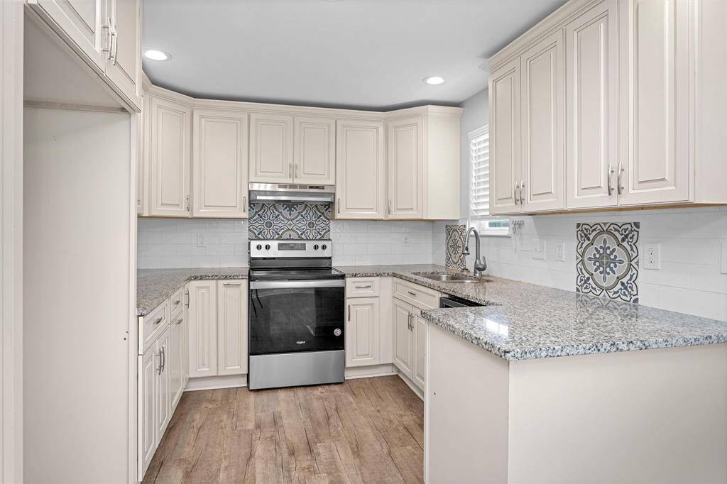 Granite countertops and stainless appliances in the kitchen