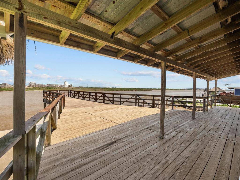 Take a rest off the deck with canal frontage
