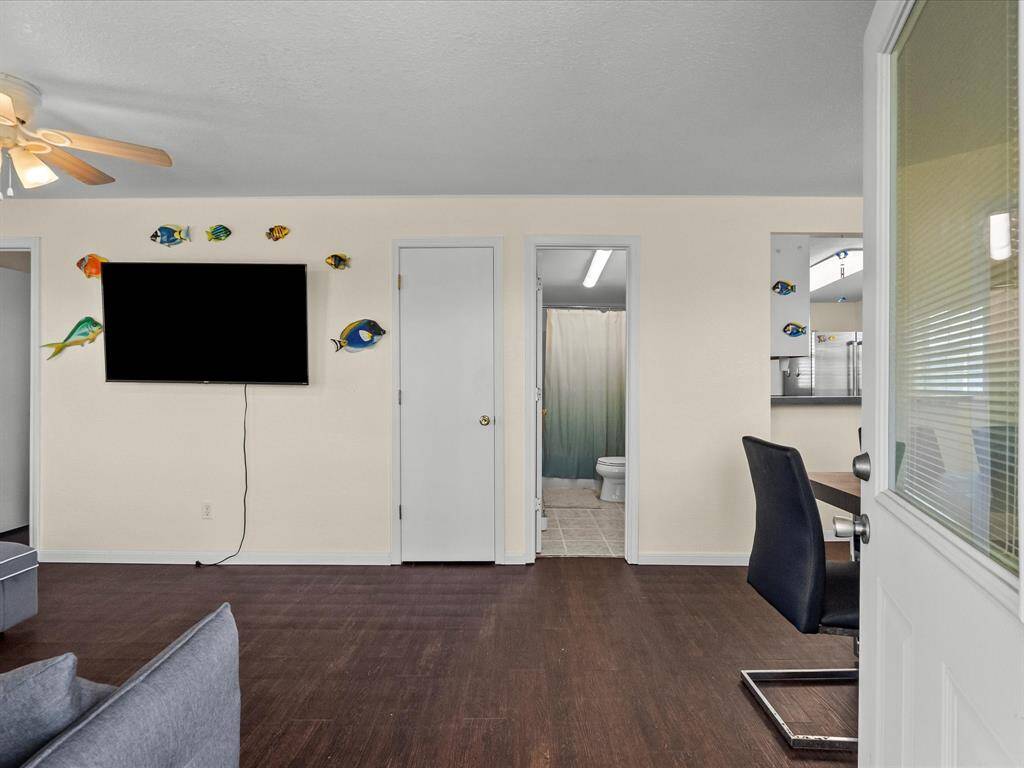 1126 has an open living area