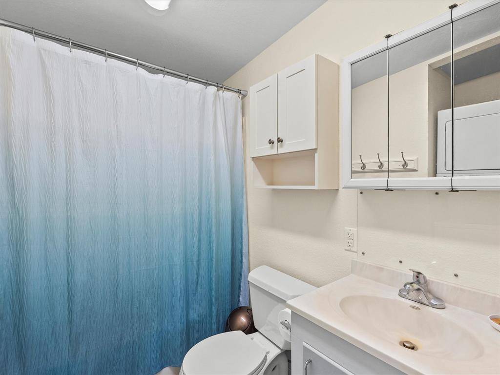 Tere is a full bath with a washer and dryer