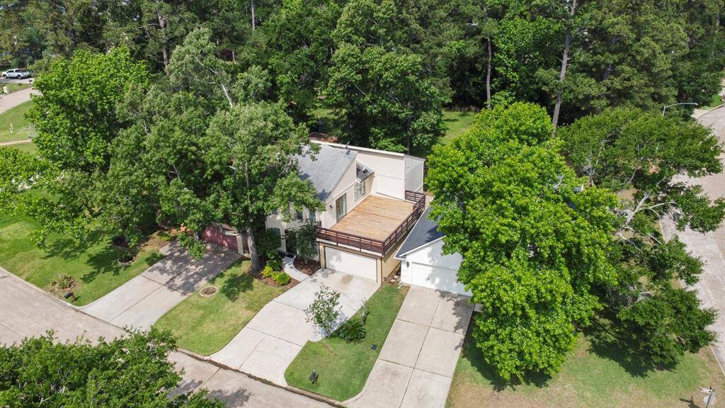 This Walden home is surrounded by mature trees and is in close proximity to Lake Conroe.