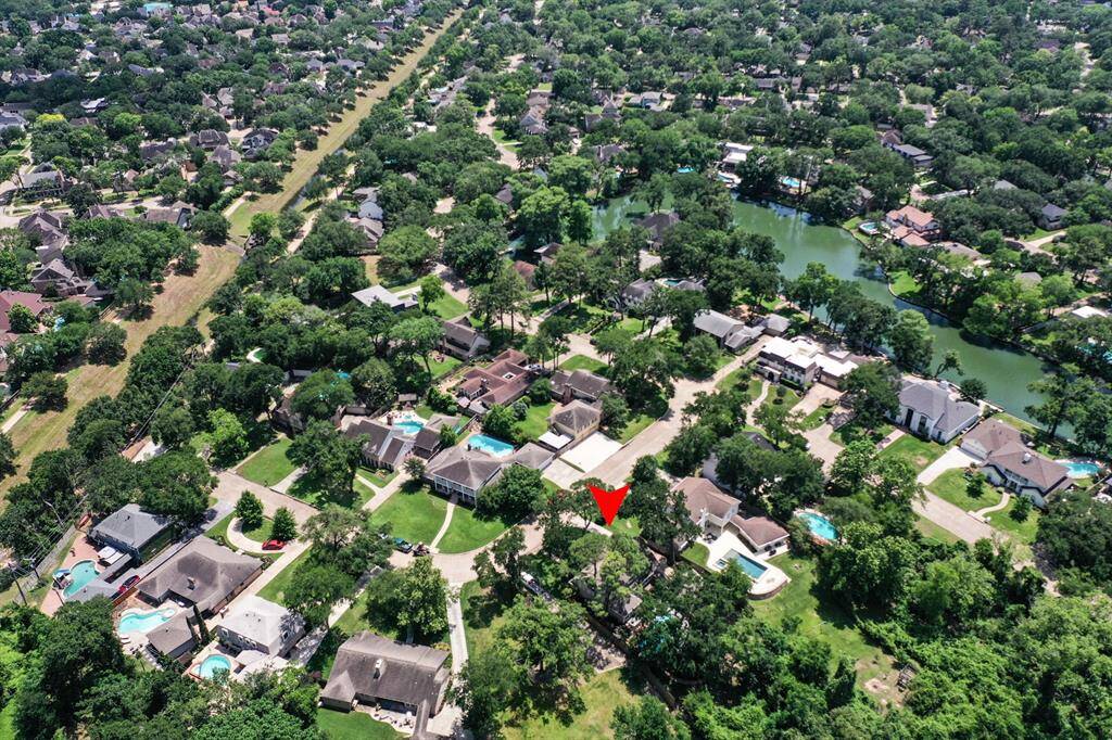 Robin's Loop Hike and Bike Trails is part of Terry Hershey Park and can be accessed on foot at the end of the Lanny Lane cut-de-sac. (see left). Top right shows Ashford Lake.  Residents of the Lake Section are allowed full access to the lake, including fishing and boating.