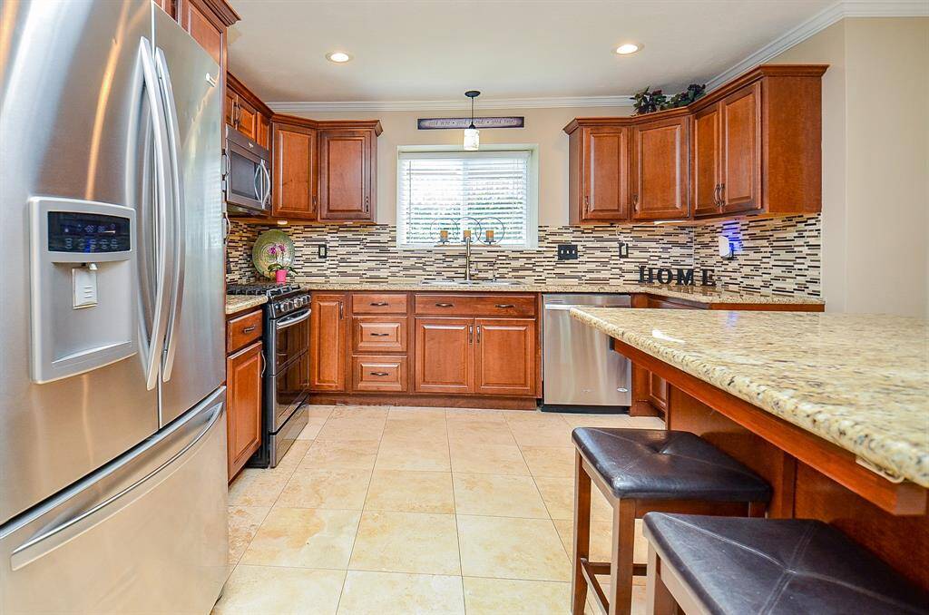 Another view of the fantastic island kitchen with convenient eat-in-space for bar stools.
