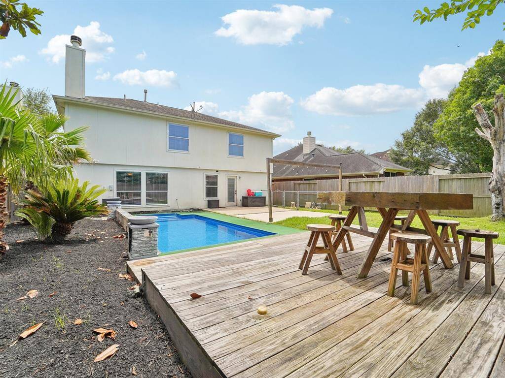 It is situated alongside the pool so that when the food is ready, every can eat!