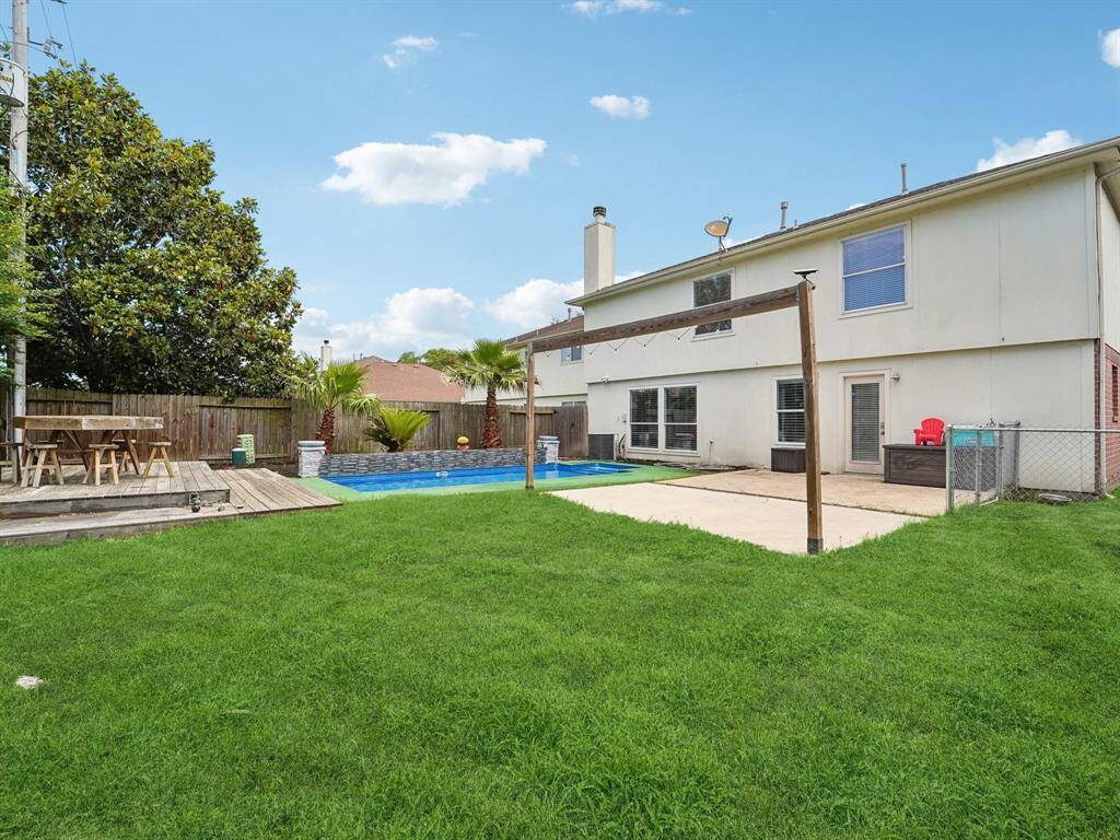 One final look at this home, which also has a dog run!