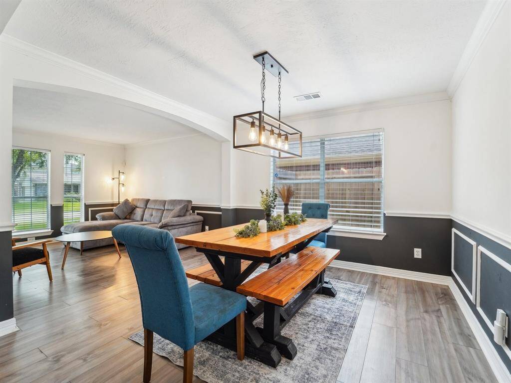 This space can accommodate a large table, so you can include all your friends and loved ones.