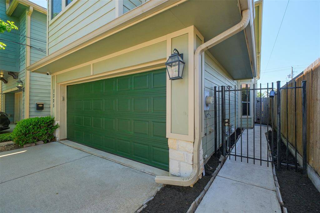 Feel more secure with a lockable side gate leading to the front door.