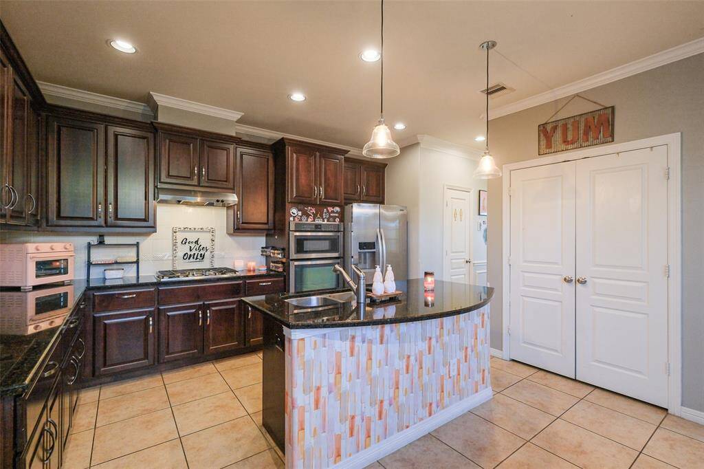 This practical kitchen has plenty of storage options and prep space. Generous walk-in pantry.
