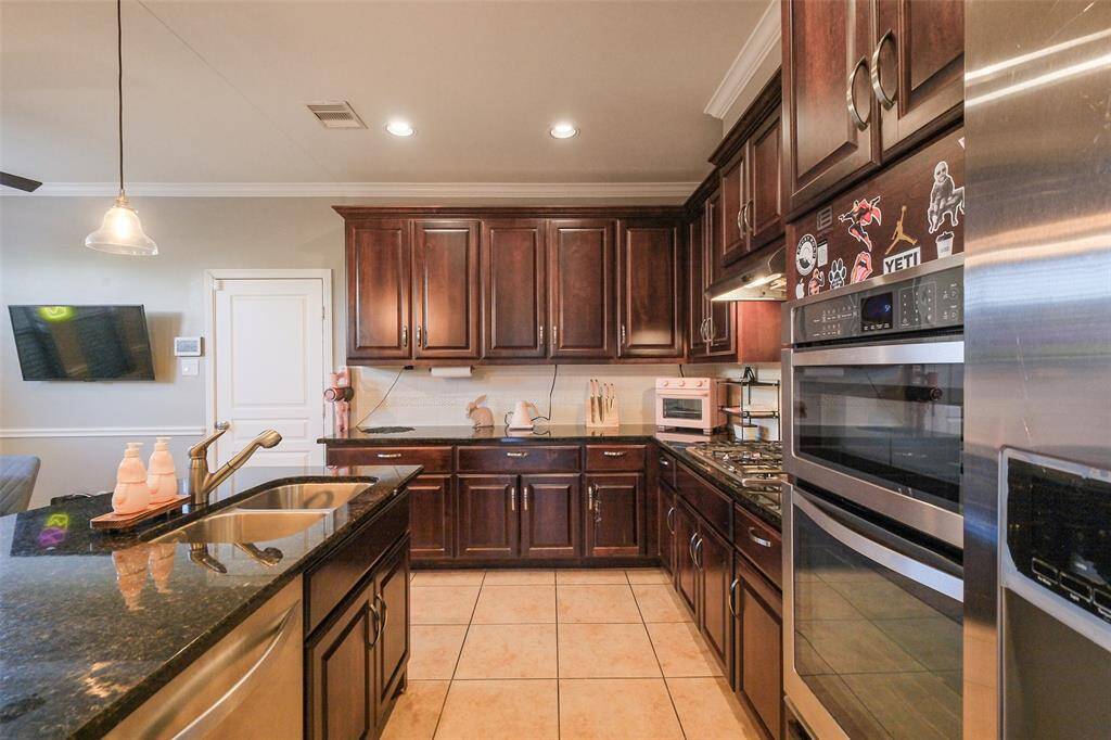 Elegant appliances and great quality cabinets.