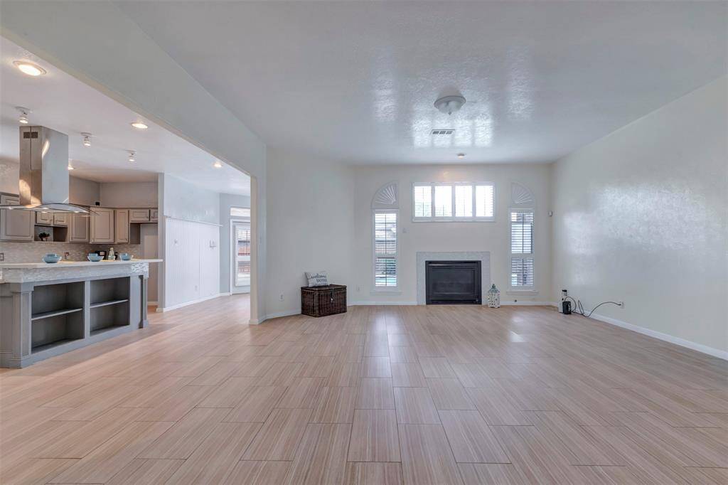 Living room with a beautiful gaslog fireplace.